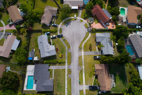Aerial image of a cul-de-sac in a residential neighborhood