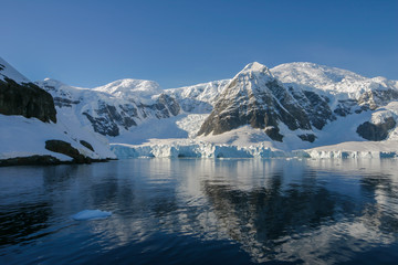 Obraz na płótnie Canvas Paradise Harbor - Most beautiful bay in Antarctica