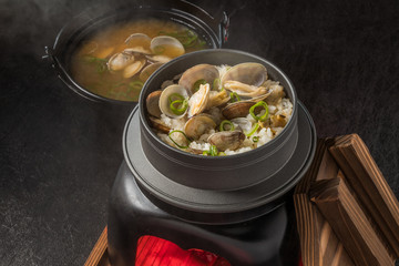 釜めし　Japanese rice pilaf cooked in an iron pot