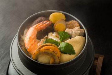 釜めし　Japanese rice pilaf cooked in an iron pot