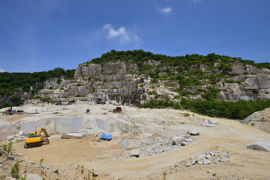 石切山脈　茨城県笠間市の稲田石採石場の絶景