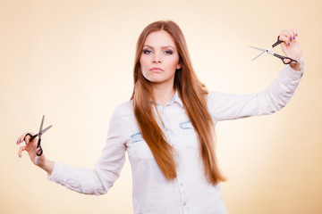 Obraz premium Smiling lady showing tools.