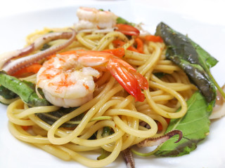 Spaghetti with spicy prawn