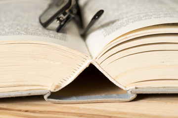 Lesebrille und ein Buch