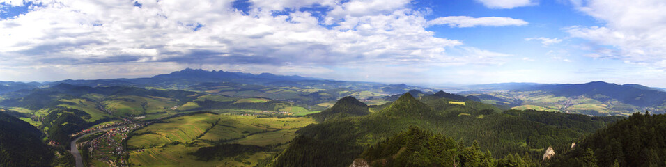 Fototapeta na wymiar Panorama from the Three Crowns peak in Pieniny.