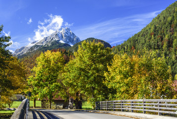 pittoreske Landschaft nahe Mittenwald im herbstlichen Oberbayern