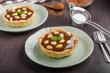 Chocolate tartalets with nuts