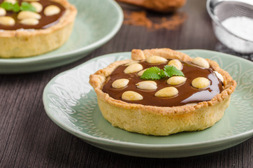 Chocolate tartalets with nuts