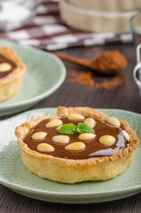 Chocolate tartalets with nuts