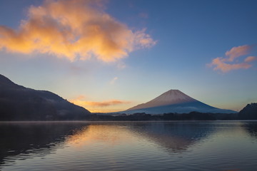 夜明けの富士山　山梨県精進湖にて