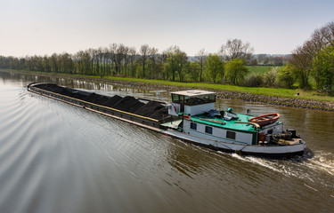 Mit Kohle beladenes Frachtschiff auf dem Schleusenkanal in der Wesermarsch