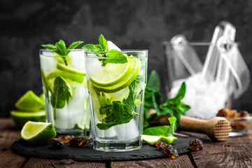 Papier Peint photo autocollant Cocktail Mojito cocktail à la menthe rafraîchissant avec rhum et citron vert, boisson froide ou boisson avec de la glace sur fond noir