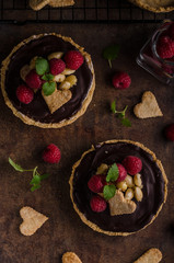 Chocolate tartalets with nuts