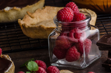 Chocolate tartalets with nuts