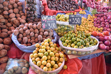 Fruits et légumes au marché indien à Arequipa au Pérou