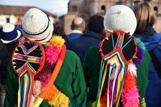 Péruviens en costume de fête à Cusco au Pérou