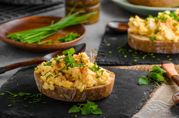Scrambledd eggs with chive and chilli