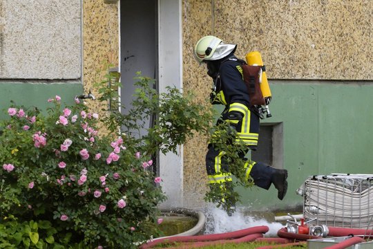 Feuerwehrmann mit Atemschutzgerät 