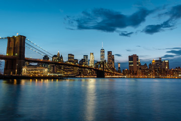 Fototapeta na wymiar Brooklyn Bridge and Manhattan Skyline at night
