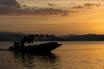Naklejka premium Boat in the dam at sunset