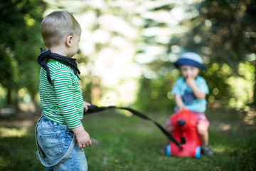 Kinder erkunden die Natur