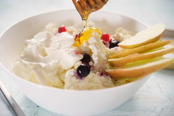 Cottage cheese with sour cream, fruits and honey