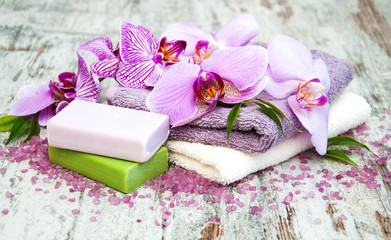 Obraz na płótnie Canvas Handmade soap and purple orchids