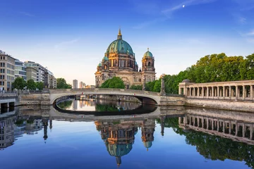  Berlin Cathedral (Berliner Dom) weerspiegeld in de rivier de Spree bij dageraad, Duitsland © Patryk Kosmider