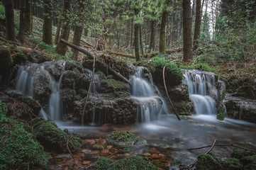 Obraz premium Kleiner Wasserfall am Gebirgsbach