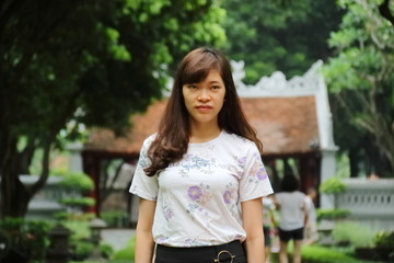 ハノイの孔子廟を旅行する女性