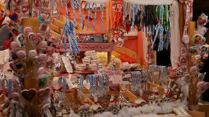 Bunter Süßigkeiten Stand auf einem weihnachtsmarkt