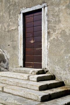   closed wood door   varese italy azzatesumirago