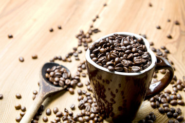 Kubek z ziarnami kawy