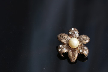 brooch with gold flowers and pearl