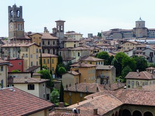 Panorama dei tetti e torri di Bergamo Alto in Italia.
