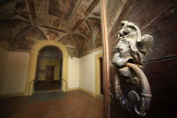 Italia,Toscana, Montepulciano, un cortile di una abitazione e portone.