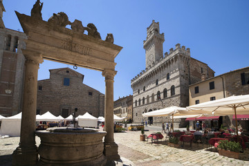 Italia,Toscana, Montepulciano, Piazza Grande e Palazzo Comunale e pozzo.