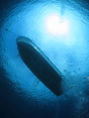  沖縄離島ダイビング　海中から見上げる水面　泡とボート 