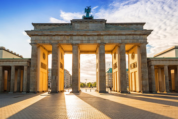 Fototapeta premium Brama Brandenburska w Berlinie o wschodzie słońca, Niemcy