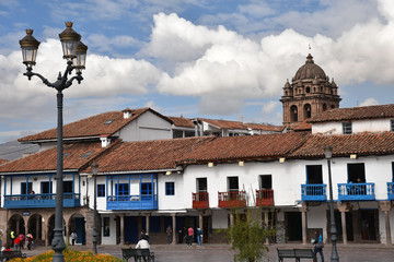 Naklejka premium Maisons à balcons de la plaza de Armas à Cusco au Pérou