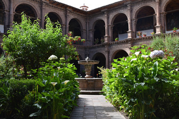 Jardin du clo&icirc;tre du couvent de la Merced &agrave; Cusco au P&eacute;rou