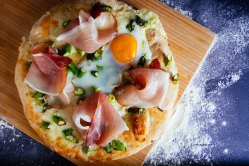 Pizza with asparagus, ham and egg