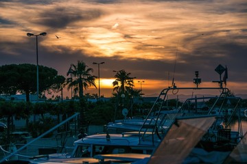 Das Boot im Hafen im Sonnenuntergang