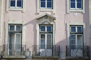 Fototapeta na wymiar Historische Balkone in Lissabon