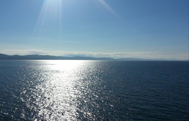 sunlight ocean skyline