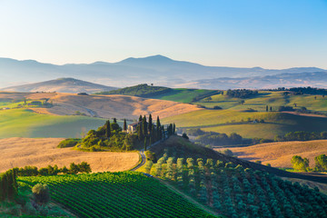 Fototapeta premium Sceniczny Tuscany krajobraz przy wschodem słońca, Val d'Orcia, Włochy