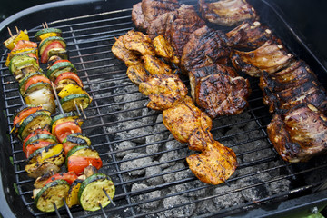 Grill von oben mit Spießen aus Gemüse und Fleisch