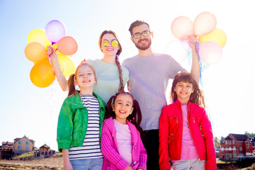 Obraz na płótnie Canvas Family with colorful balloons