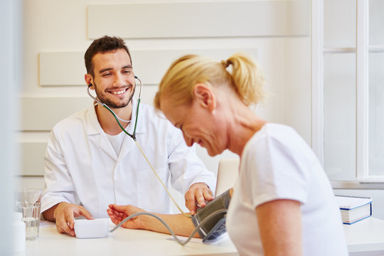 Freundlicher Hausarzt misst Blutdruck