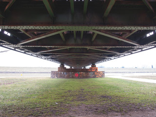 Most kolejowy nad bulwarem i Odrą